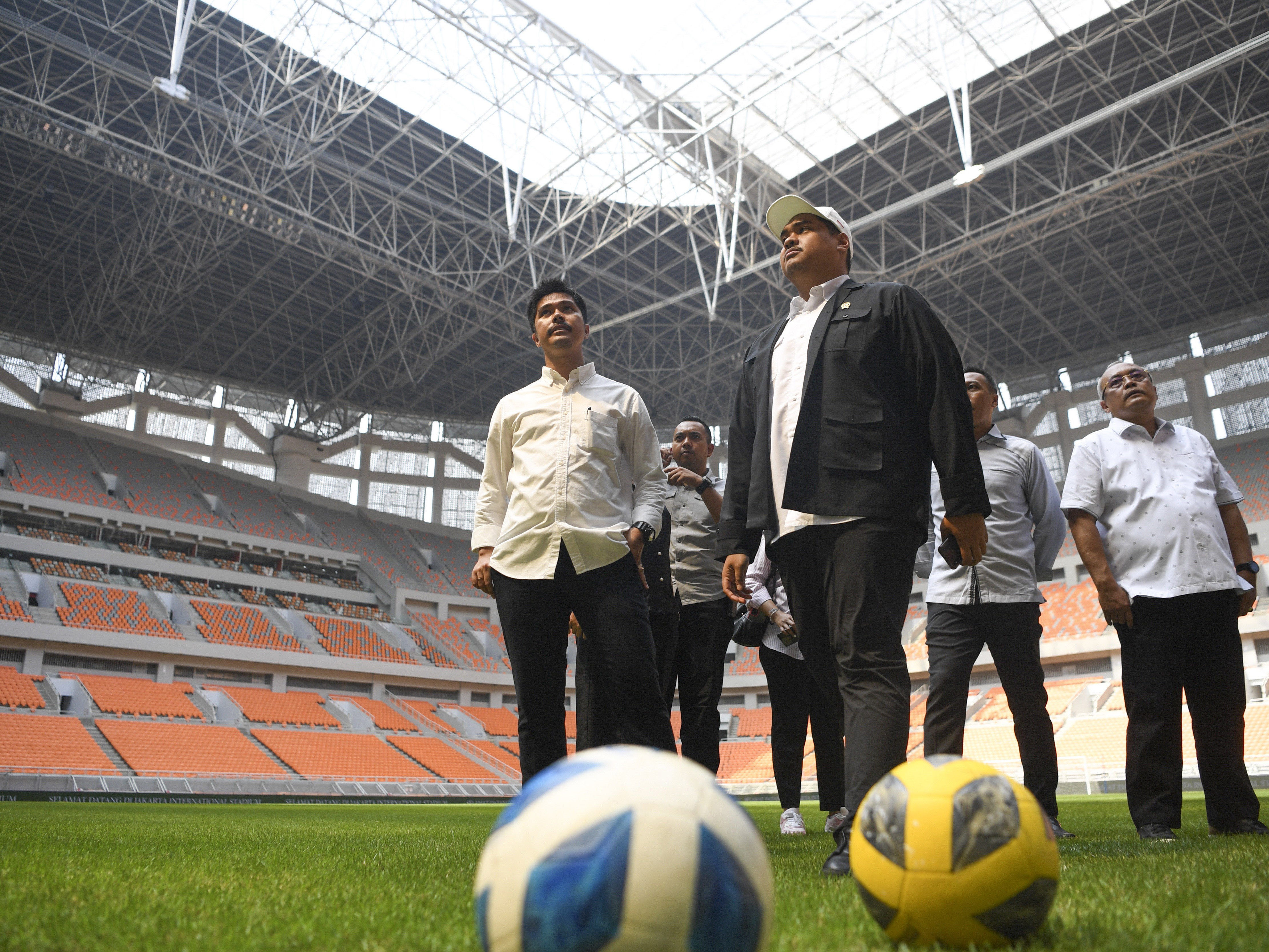 Menteri Pemuda dan Olahraga Dito Ariotedjo (kanan) berbincang dengan pengelola saat meninjau Jakarta International Stadium (JIS).