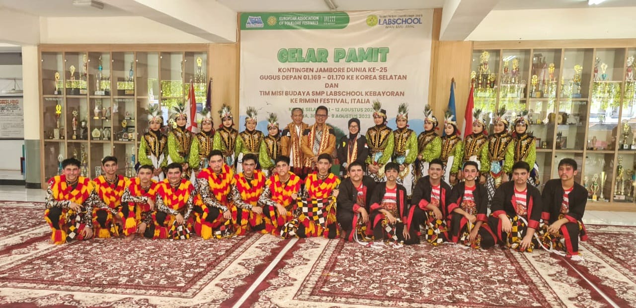 Kelompok Misi Budaya Anandita Naraya Nusantara (KMBANN) dari SMP Labschool Kebayoran