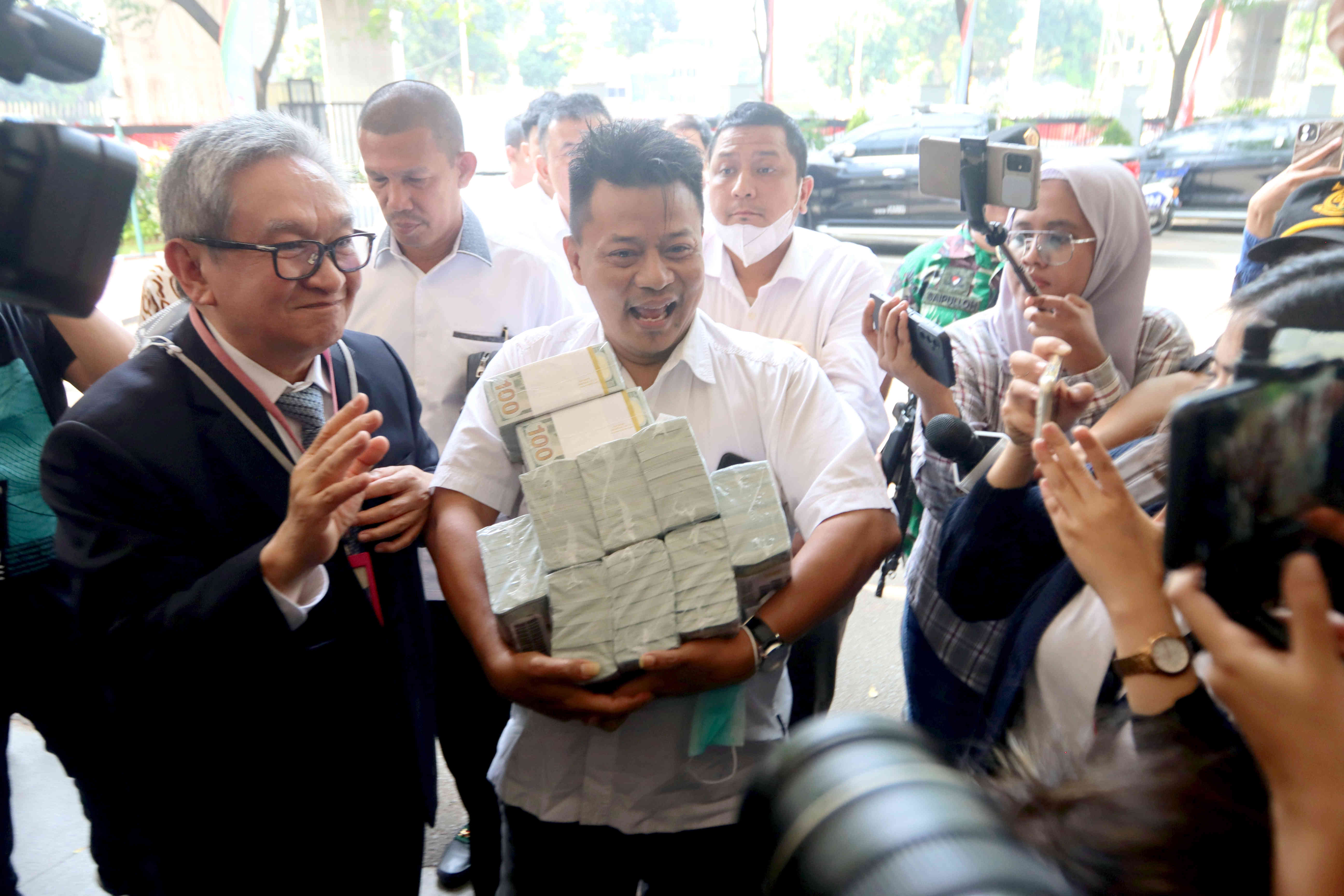 Maqdir Ismail (jas hitam) pengacara dari Irwan Hermawan dalam kasus korupsi BTS Bakti Kominfo, membawa uang sebesar Rp27 miliar ke Kejaksaan