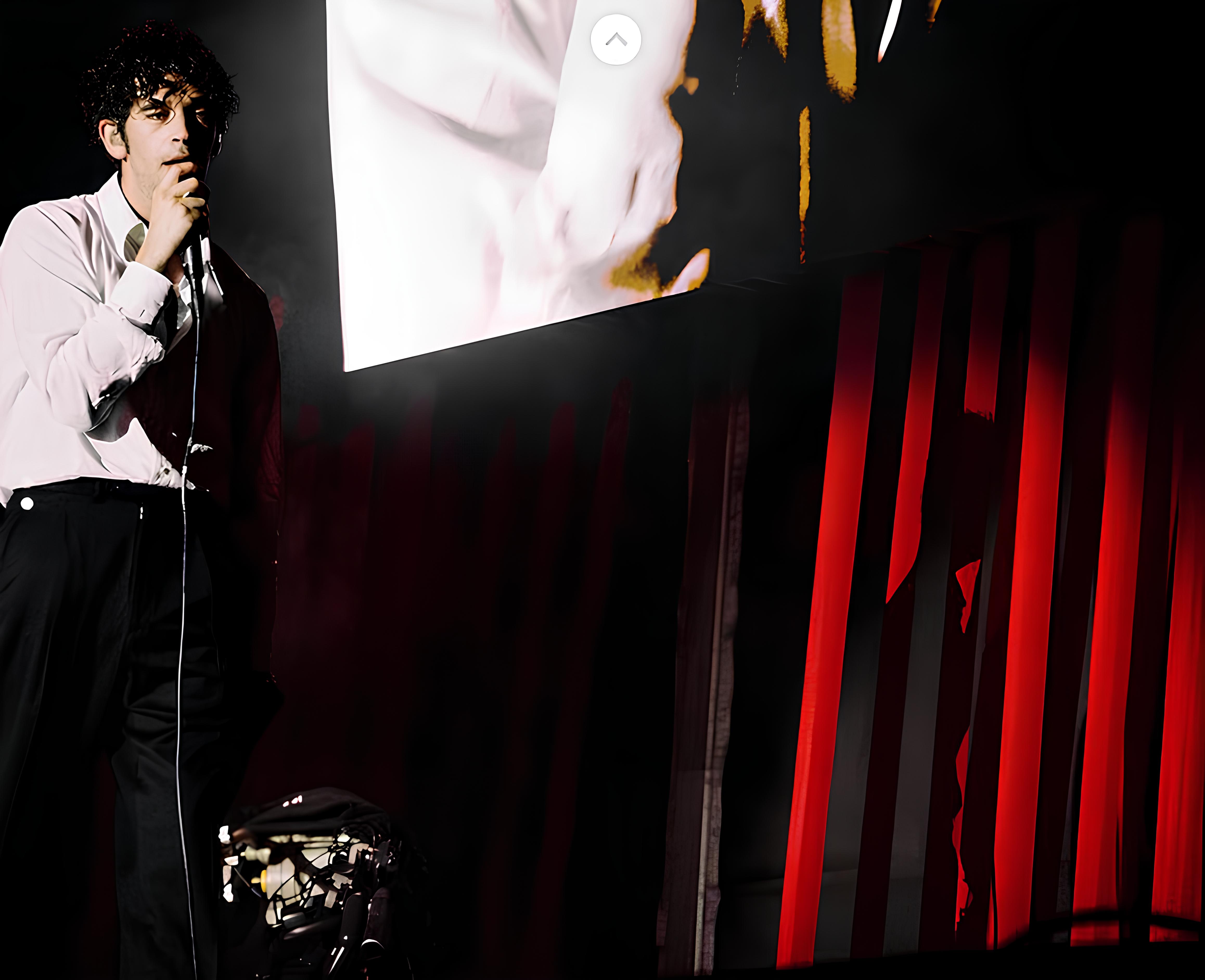 Vokalis The1975 Matty Healy yang melakukan aksi mencium pria di tengah konser di Malaysia.