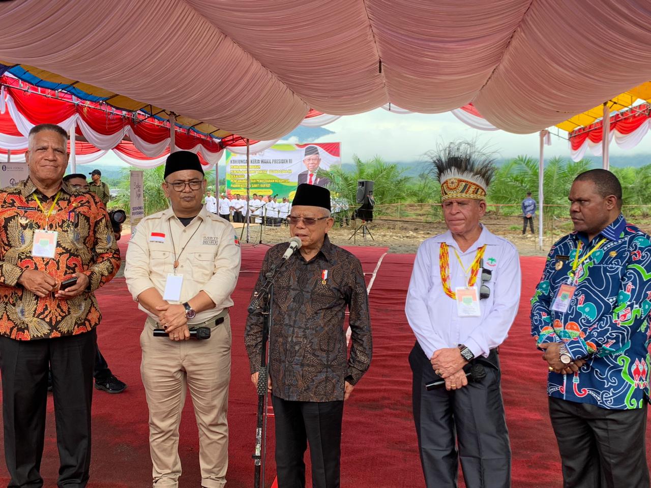 Wakil Presiden Ma'ruf Amin usai meninjau peremajaan kelapa sawit rakyat di Kampung Wasegi Indah, Distrik Prafi, Manokwari, Papua Barat