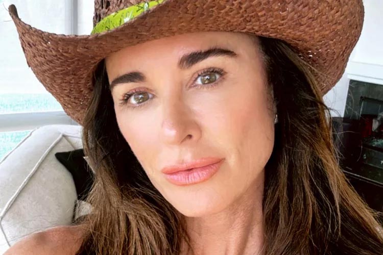 Aktris realita Kyle Richards menyatakan satu tahun dirinya bebas dari konsumsi alkohol.