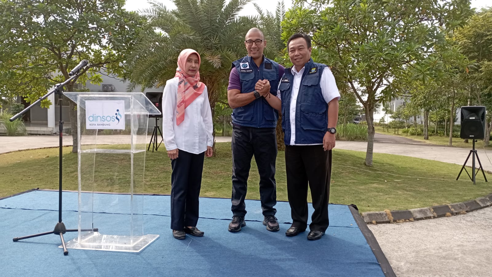 Penyanyi Marcell Siahaan bersama Kepala Dinas Sosial Kota Bandung Soni Bakhtiyar seusai pengangkatan dirinya sebagai Duta Sosial Kota Bandun