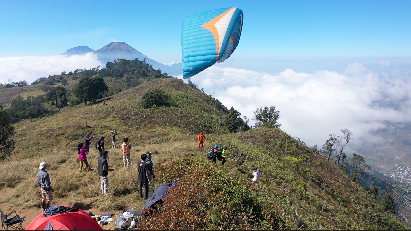 Twelve Squared telah mengadakan acara Hike and Fly Gunung Prau di Gunung Slamet, Jawa Tengah.