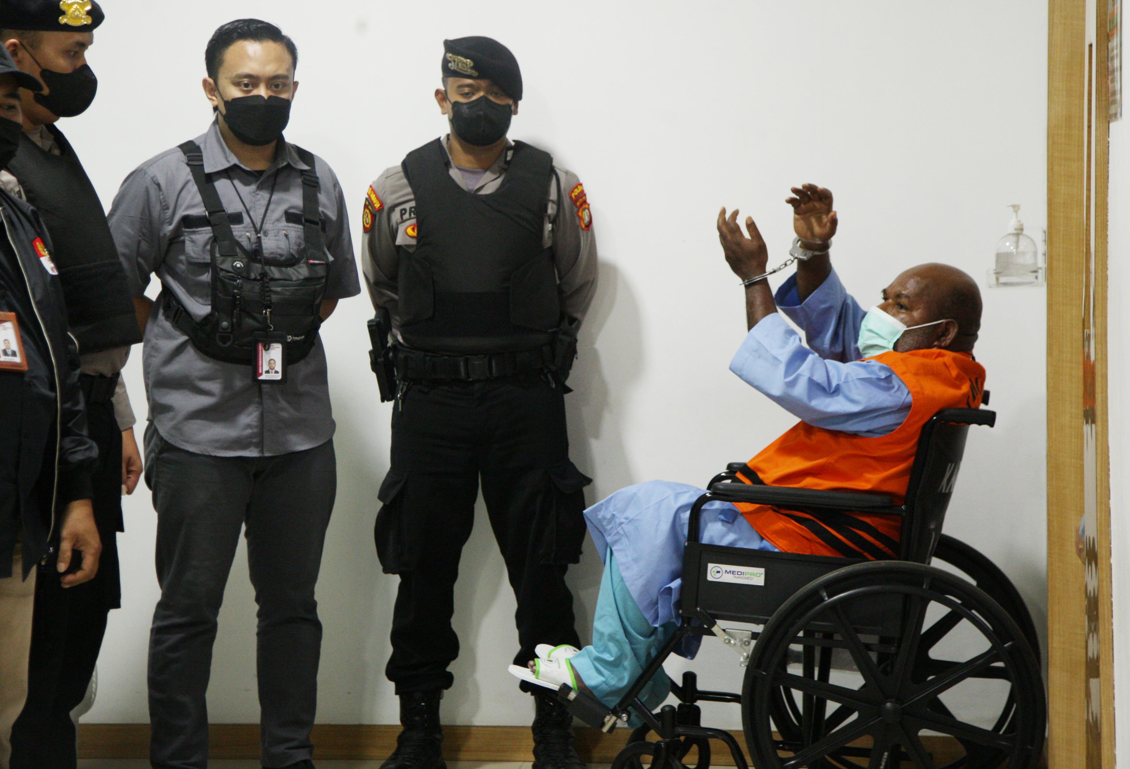 Tersangka kasus gratifikasi Lukas Enembe dalam penjagaan yang ketat saat dibantarkan di RSPAD Gatot Soebroto Jakarta, Januari 2023.