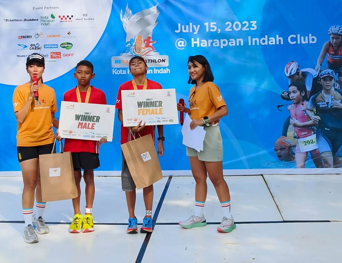 Pemenang lomba Bekasi Triathlon putra dan putri untuk kategori Kids C (usia 11 – 13 tahun). 