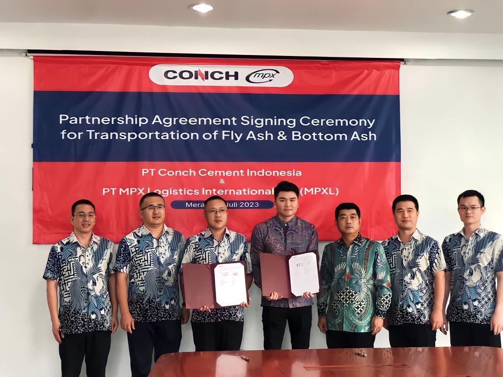Penandatangan kontrak kerja sama MPXL dengan Conch Cement Indonesia