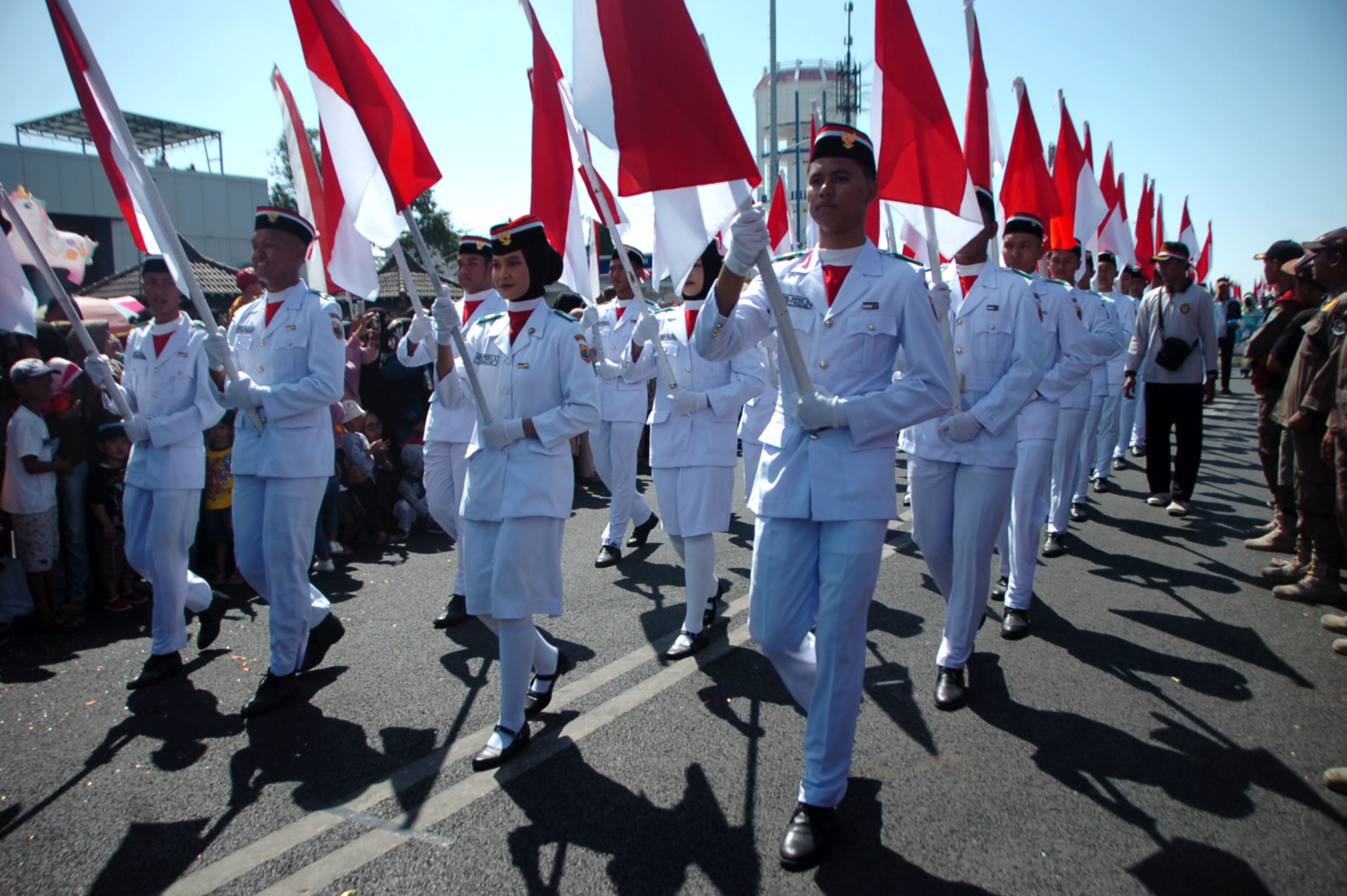 Peserta membawa Bendera Merah Putih saat Kirab Kebangsaan dan Doa Bersama di Jalan Pancasila Kota Tegal, Jawa Tengah.