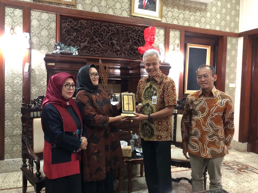 Gubernur Jawa Tengah Ganjar Pranowo (kedua kanan) saat menerima pengurus Askrindo Syariah.