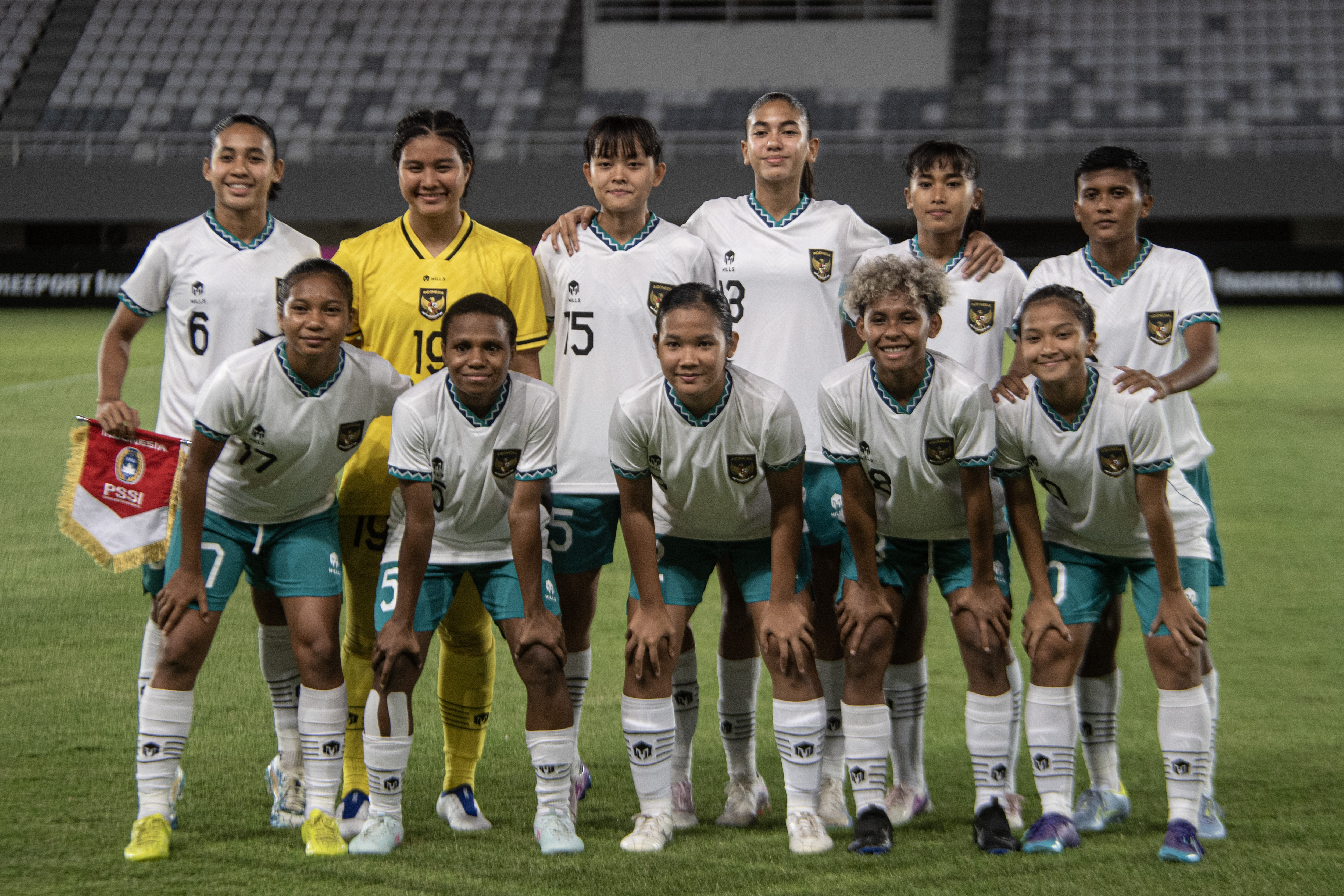 Timnas Indonesia U-19 putri berfoto bersama sebelum pertandingan penyisihan grup A AFF U-19, Jumat, 7 Juli 2023.