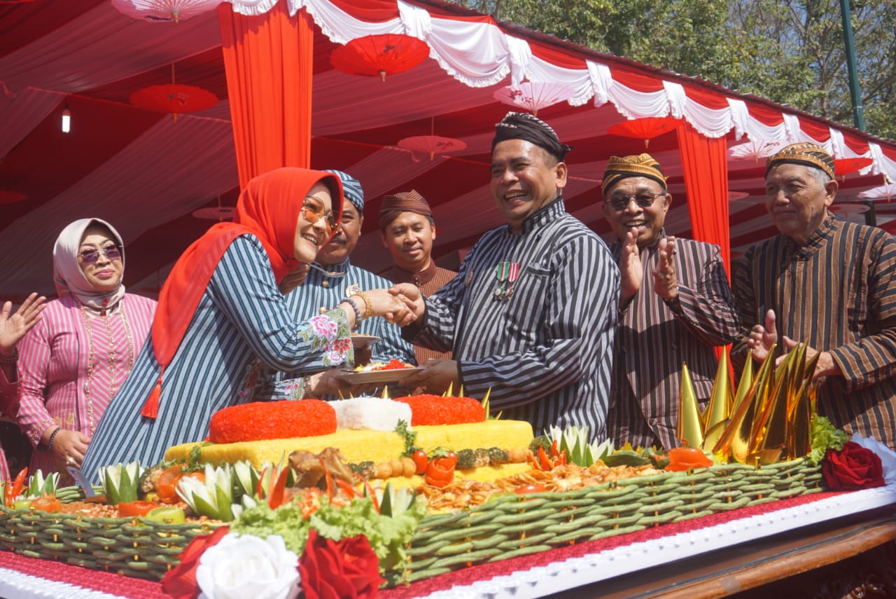 Bupati Klaten Sri Mulyani membagikan potongan tumpeng pada puncak peringatan HUT kabupaten