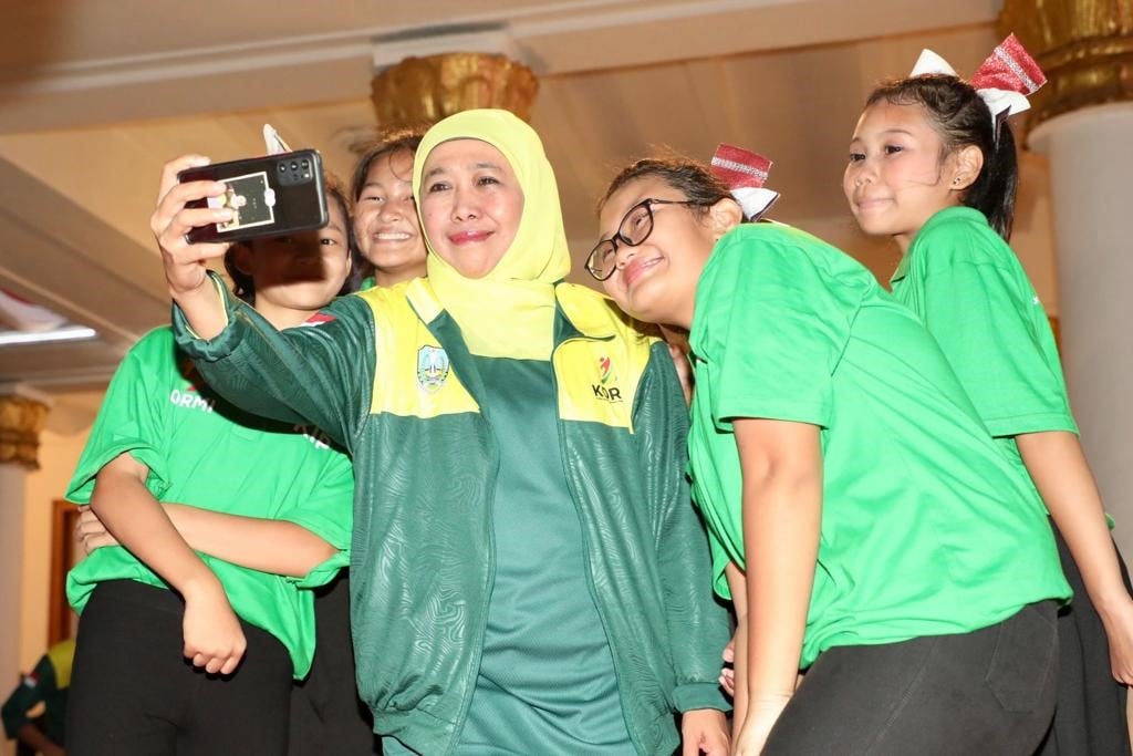 Gubernur Jawa Timur Khofifah Indar Parawansa dan kontingen Komite Olahraga Rekreasi Masyarakat Indonesia (KORMI) Jatim 