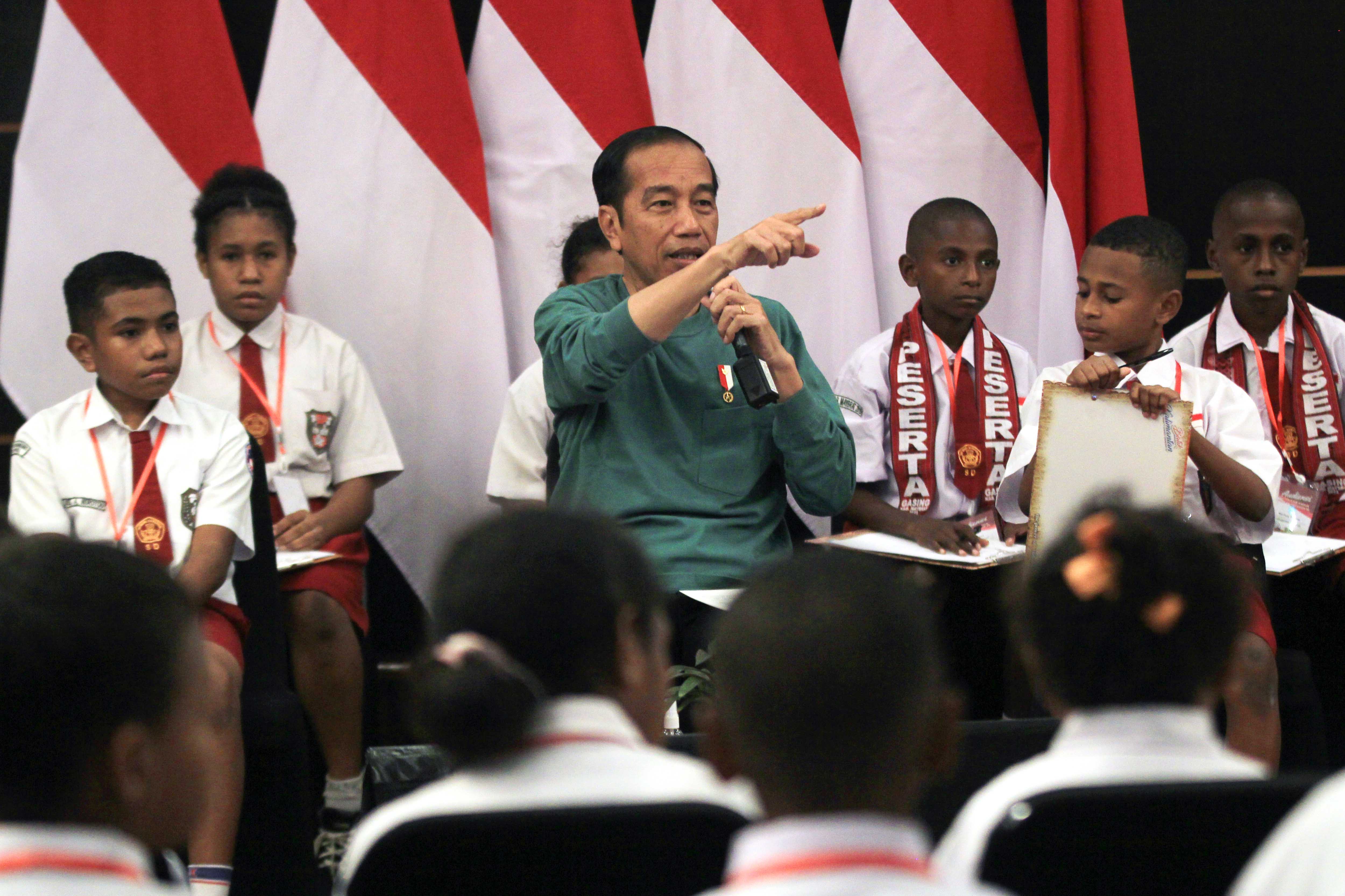 Presiden Joko Widodo memberikan pertanyaan matematika kepada seorang siswa SD di Jayapura, Papua, Jumat (7/7/2023). 