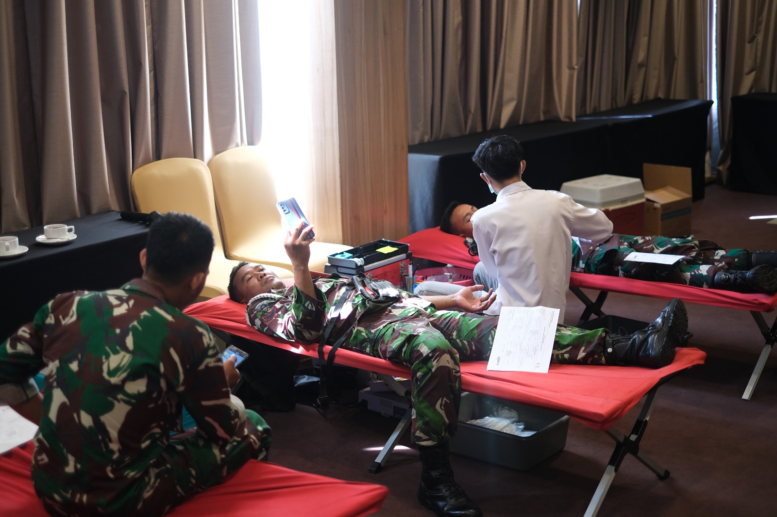 Kegiatan donor darah dan pemeriksaan kesehatan gratis yang dilaksanakan The Alana Hotel Sentul & NEO+ Green Savana Sentul.