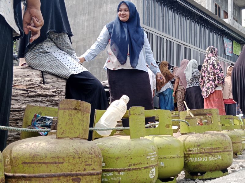 Ilustrasi warga mengantre membeli gas elpiji 3 kilogram.