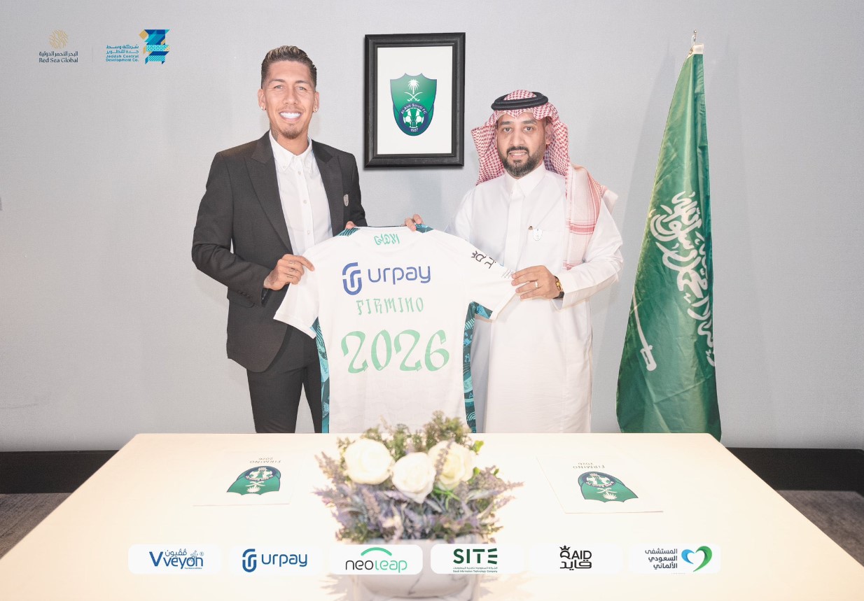 Roberto Firmino (kiri) usai menandatangani kontrak dengan klub Arab Saudi Al Ahli.