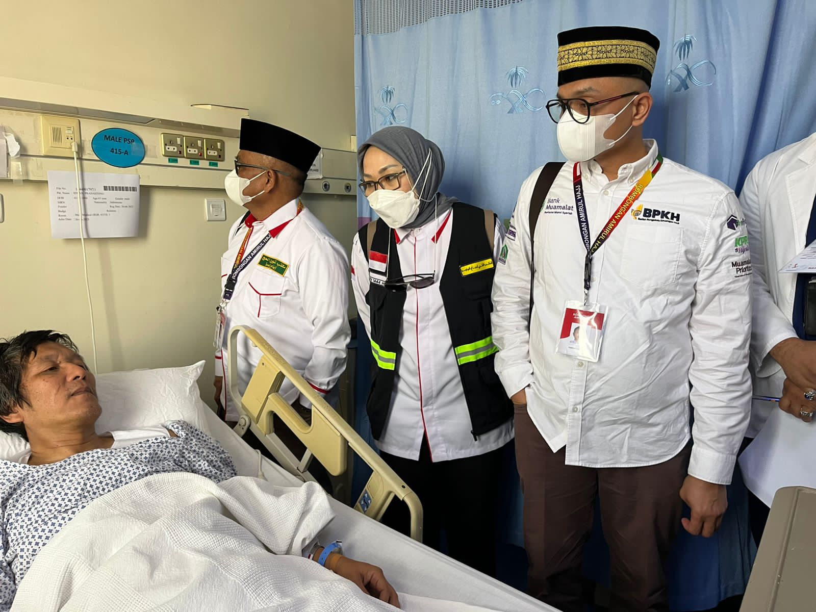 Amirul Hajj mengunjungi pasien di Klinik Kesehatan Haji Indonesia.