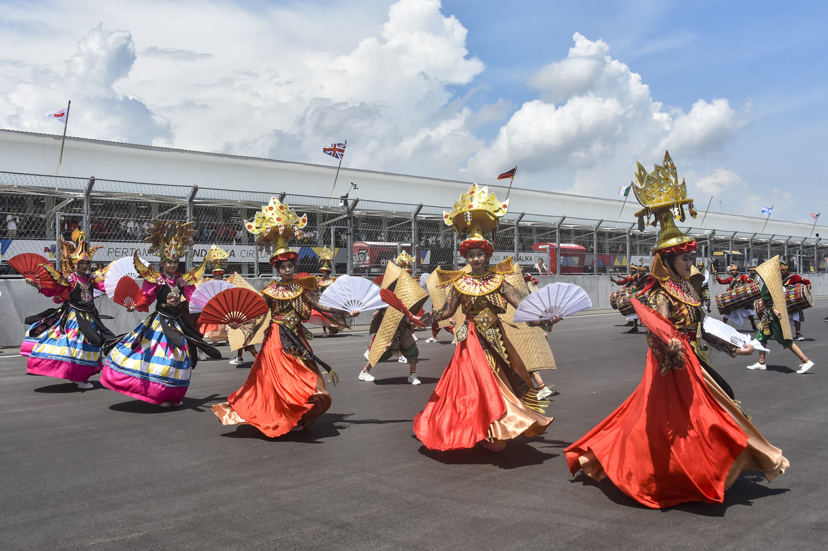 Sejumlah penari mengisi acara balap motor di Sirkuit Mandalika tahun 2022.