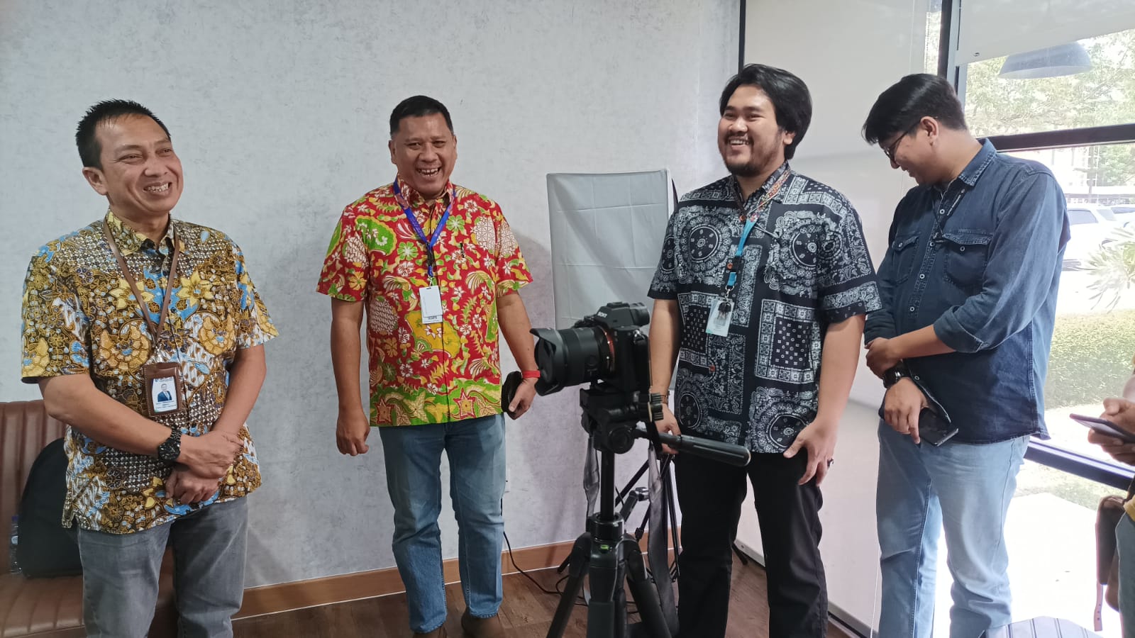Dirut GDPS Cornelis Radjawane (tengah) dan Direktur SDM dan Operasional GDPS Vicky Firmansyah menjelaskan Podcast Room yang dimiliki GDPS.