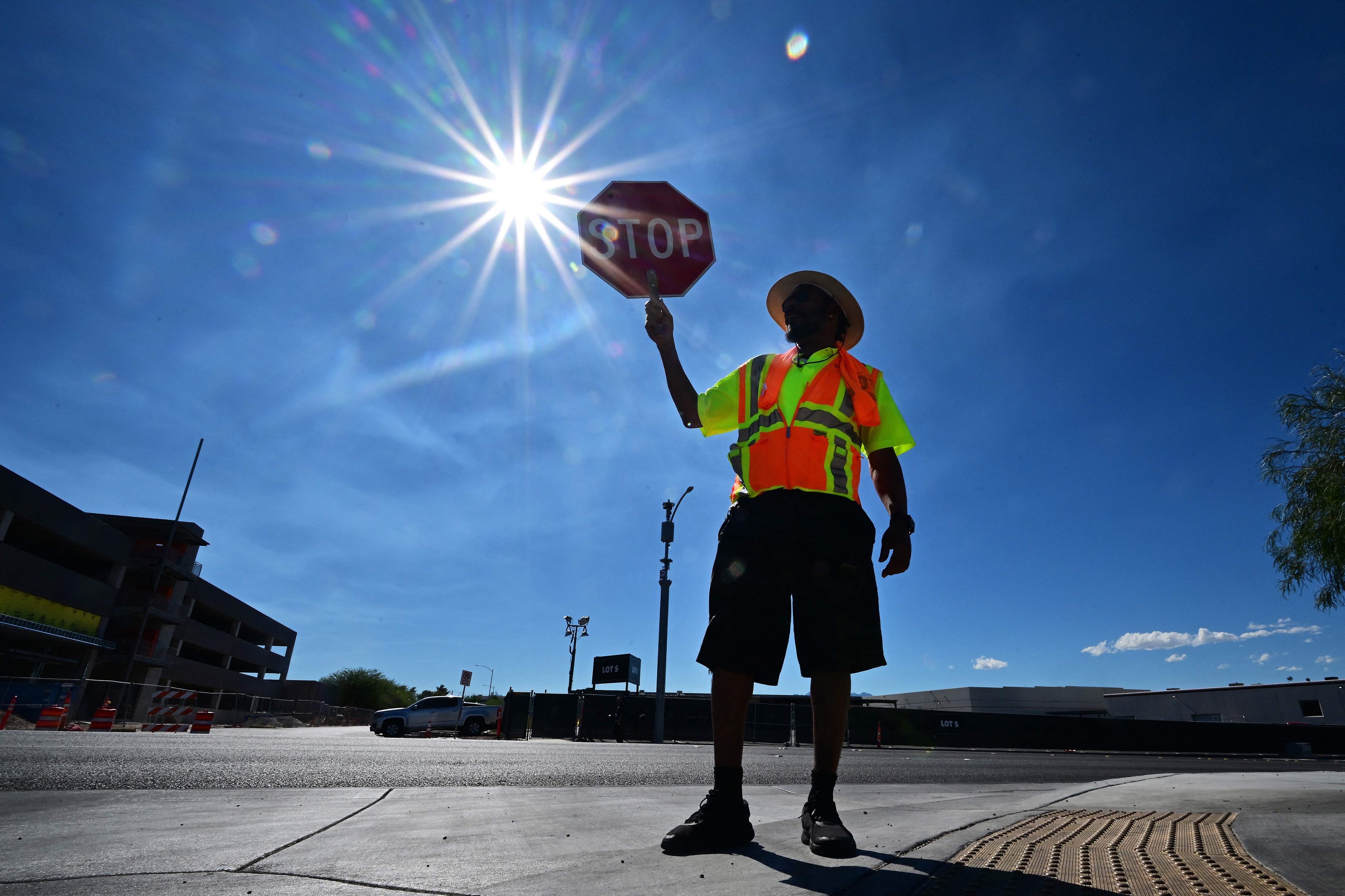 Seorang petugas lalu lintas bekerja di bawah terik matahari di Las Vegas, Nevada, Amerika Serikat.