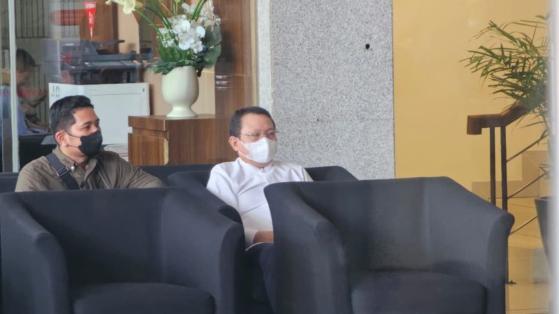 Sekertaris MA Hasbi Hasan memenuhi panggilan penyidik KPK dengan status sebagai tersangka kasus dugaan suap penanganan perkara.