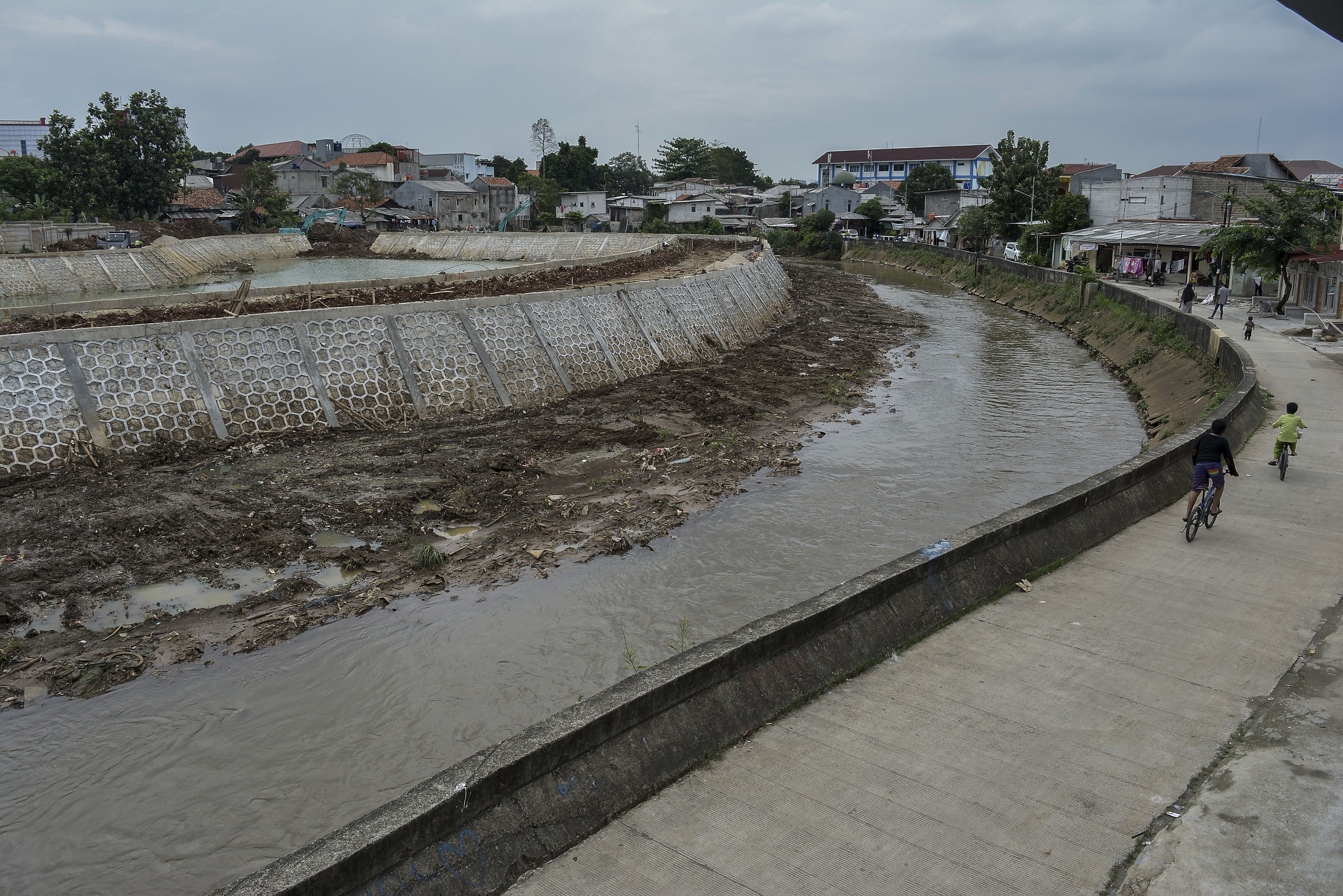 Pekerja menyelesaikan pembangunan Waduk Dukuh di Kramat Jati, Jakarta, Jumat (9/12/2022).