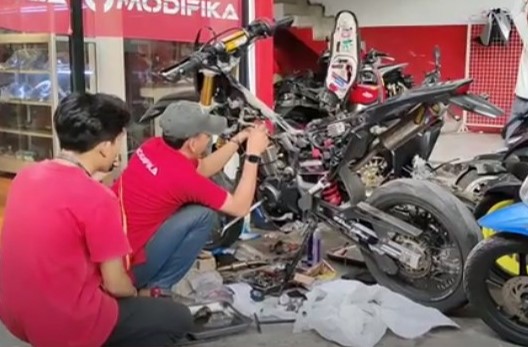 Proses perawatan sepeda motor.