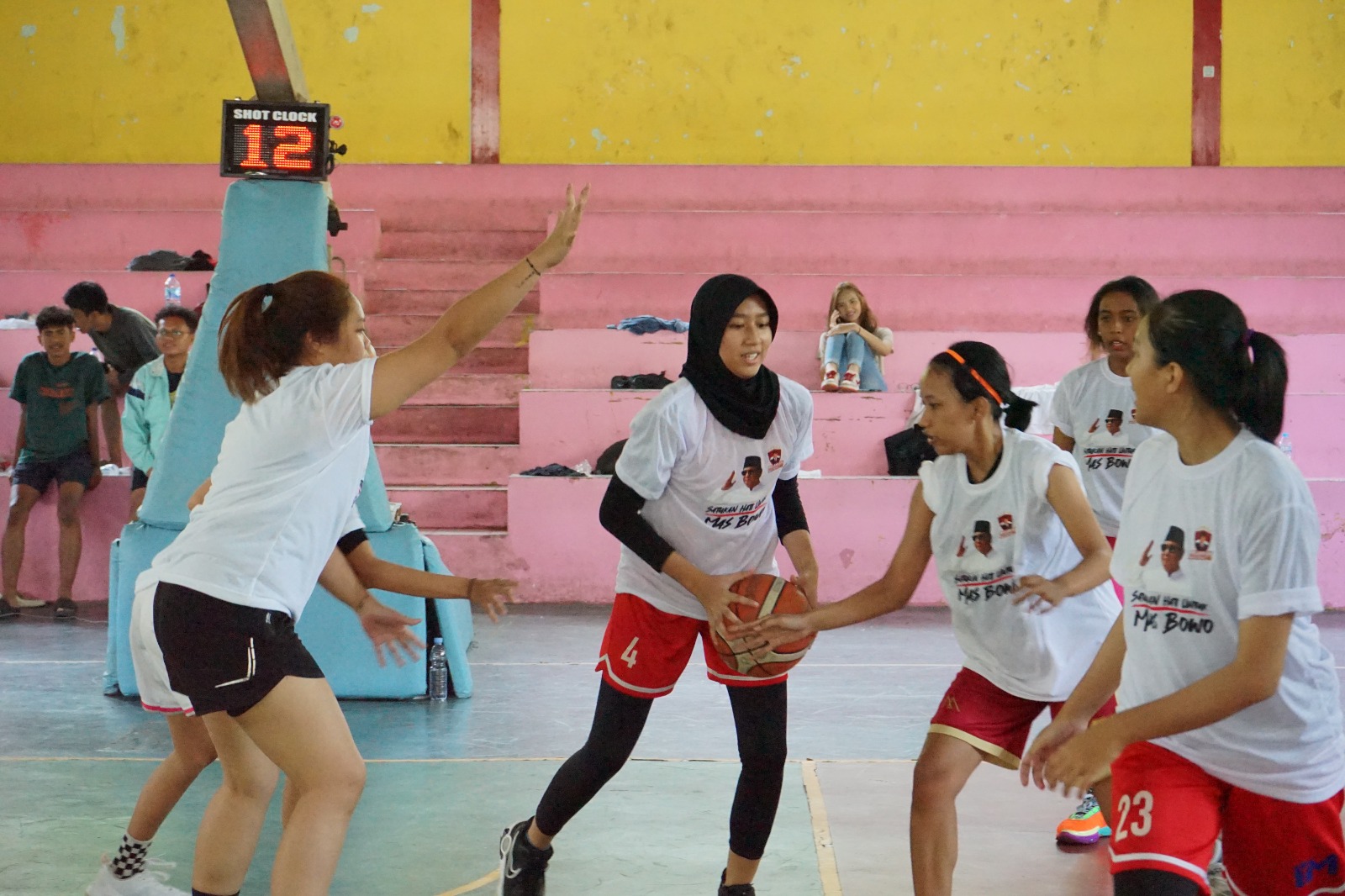 Dalam sosialisasikan capres Prabowo Subianto, tim Relawan Mas Bowo menggelar turnamen bola basket di Kota Bekasi, Jabar. 