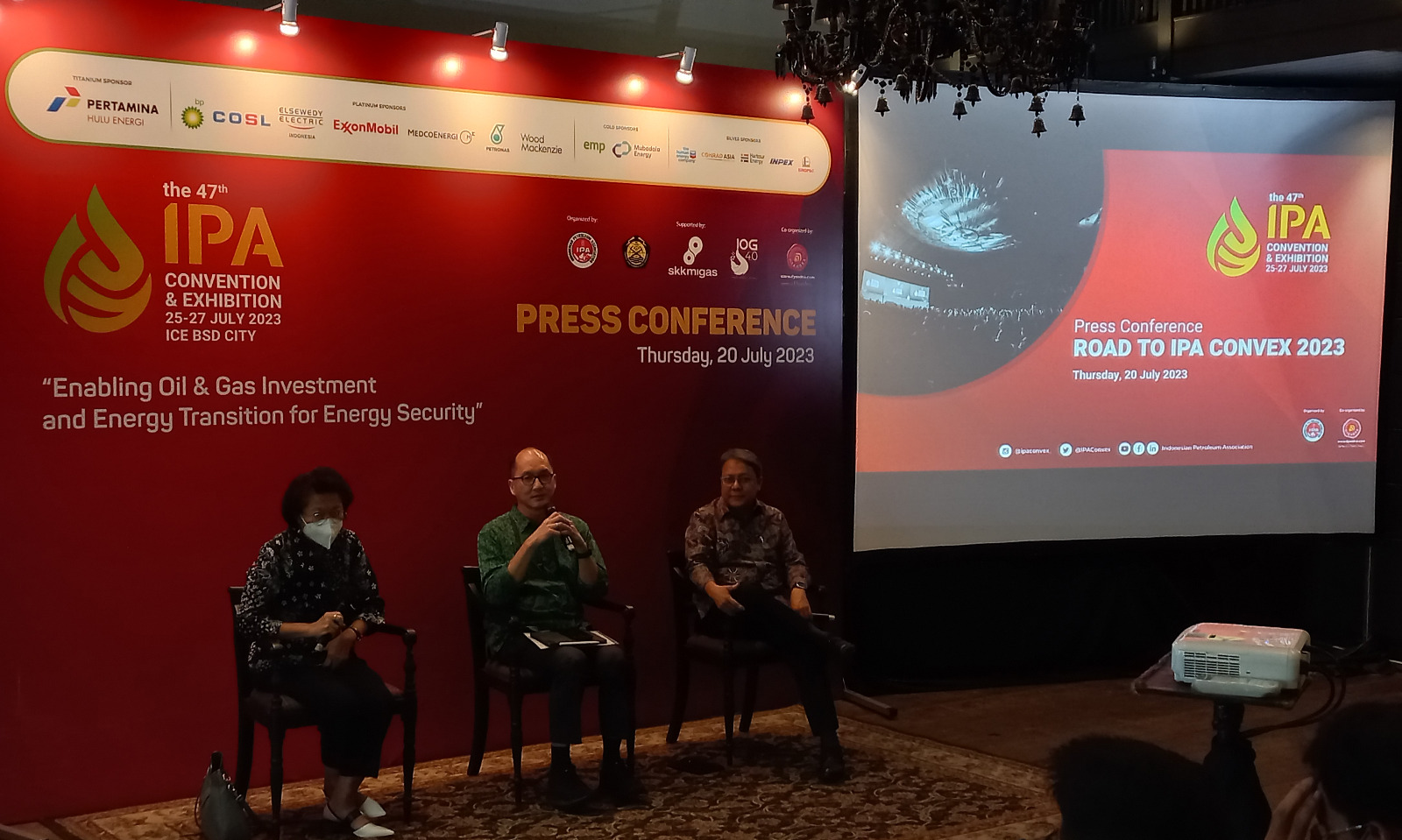 Vice President Indonesian Petroleum Association (IPA), Ronald Gunawan (tengah) menyampaikan konferensi pers “Road to IPA Convex 2023” 