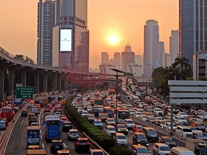 Pengendara terjebak kemacetan saat jam pulang kantor di kawasan Gatot Subroto, Jakarta