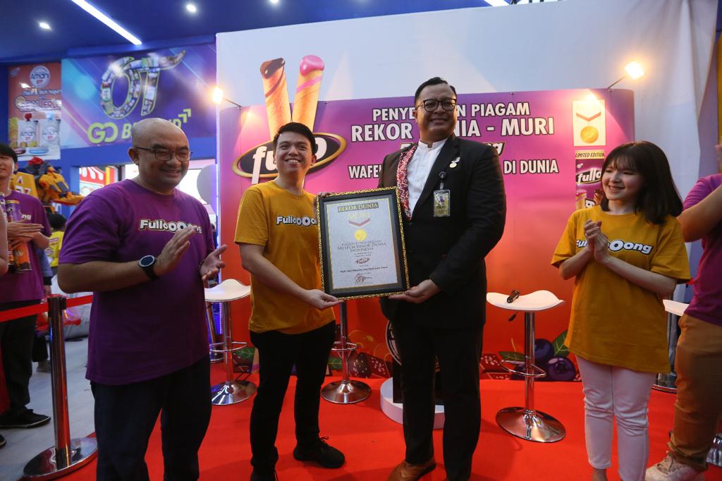 Fullo, produk jenis wafer stick yang diproduksi oleh OT Group, meraih rekor MURI di Pekan Raya Jakarta. 