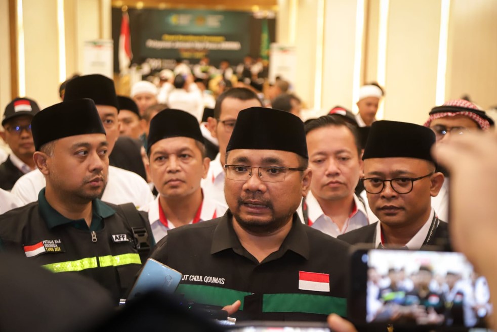 Menteri Agama Yaqut Cholil Qoumas (tengah)