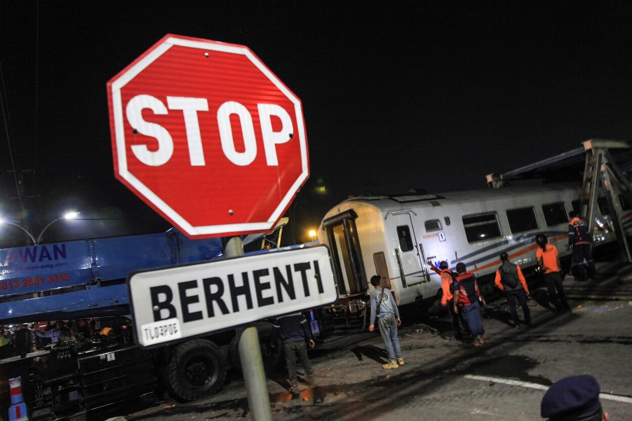 Petugas berusaha mengevakuasi gerbong penumpang kereta api KA 112 Brantas usai menabrak truk tronton di Madukoro, Semarang.