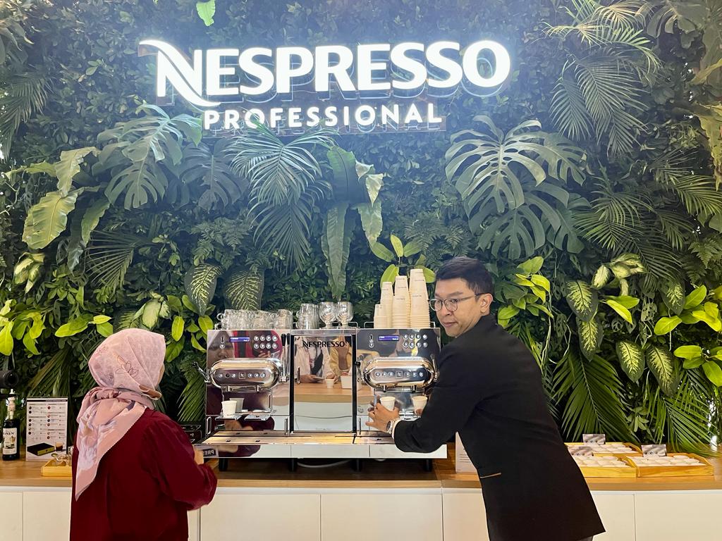 Nespresso Professional menghadirkan mesin kopi Aguila 440 pada ajang Food & Hotel Indonesia (FHI 2023) di JIExpo, Kemayoran, Jakarta.