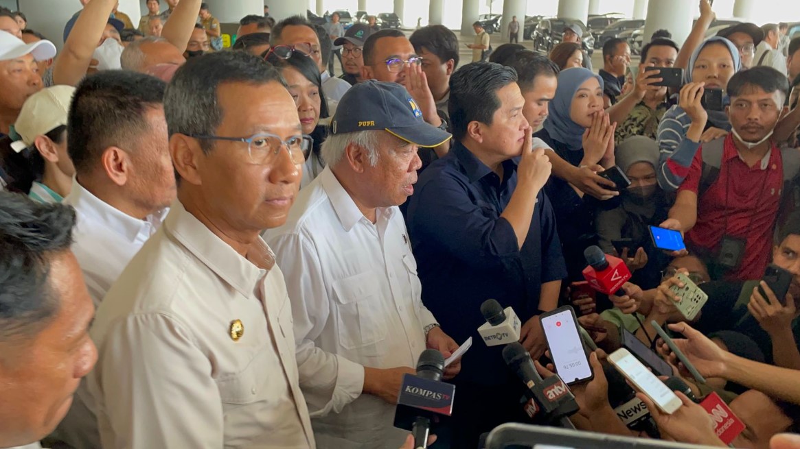 Pj Gubernur DKI Jakarta Heru Budi Hartono bersama Menteri PUPR Basuki Hadimoeljono dan Ketua PSSI Erick Thohir saat meninjau JIS.