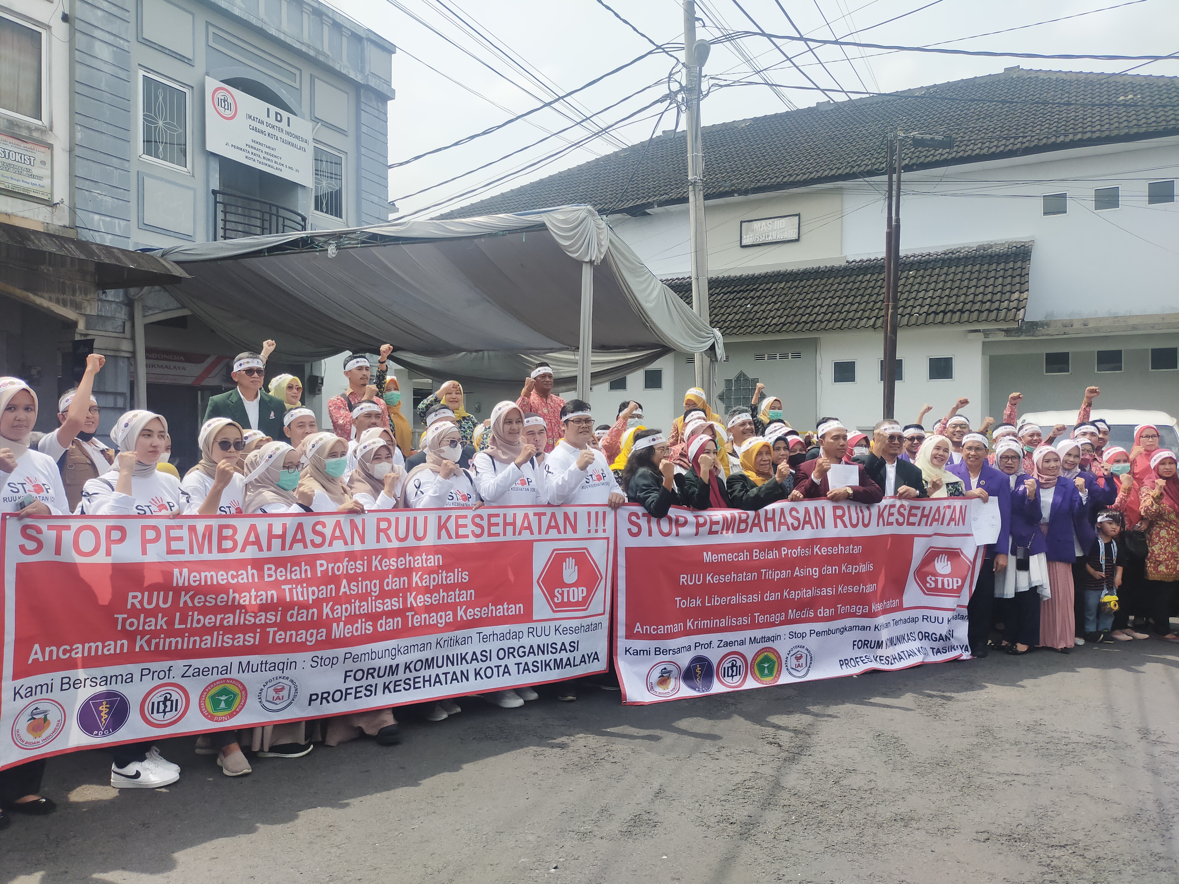 Aksi tenaga kesehatan ketika menolak pengesahan RUU Kesehatan