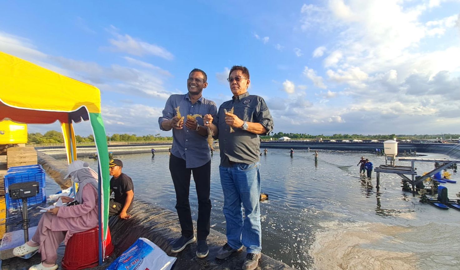  Hasbalah Bin H. M Thaib Sh (mantan Bupati Aceh Timur) bersama Direktur PT. Parigi Aqukultura Prima Rudy H Wibowo.