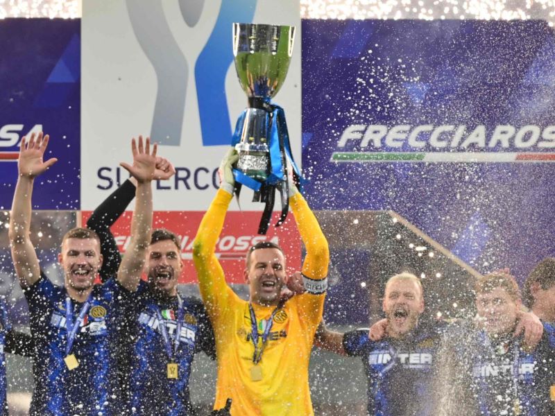Samir Handanovic mengangkat piala Supercoppa.