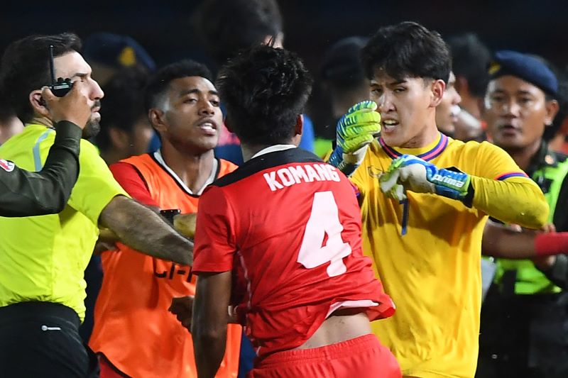 Pemain Timnas U-22 Indonesia Komang terlibat perkelahian dengan kiper Timnas Thailand.