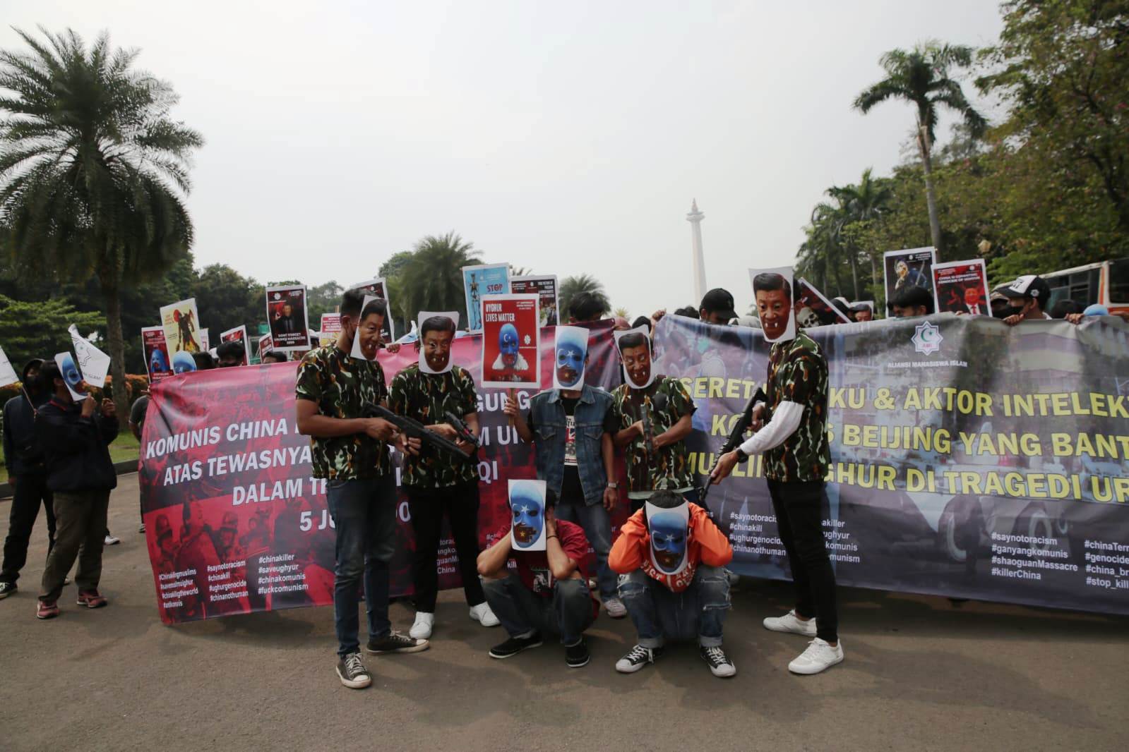 Para mahaiswa berunjuk rasa mengenang Tragdei Urumqi 2009 di Medan Merdeka Barat, Jakarta Pusat, Rabu (5/7).