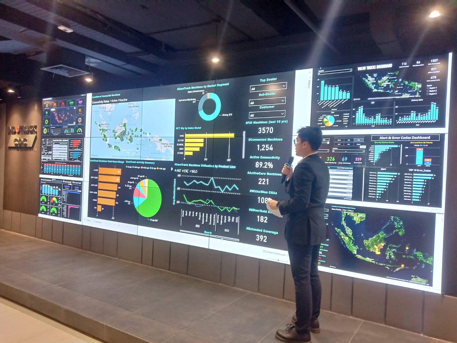 President Director PT Indotruck Utama, Bambang Prijono, menjelaskan aplikasi Indotruck Command and Data Center (ICDC) di Jakarta.