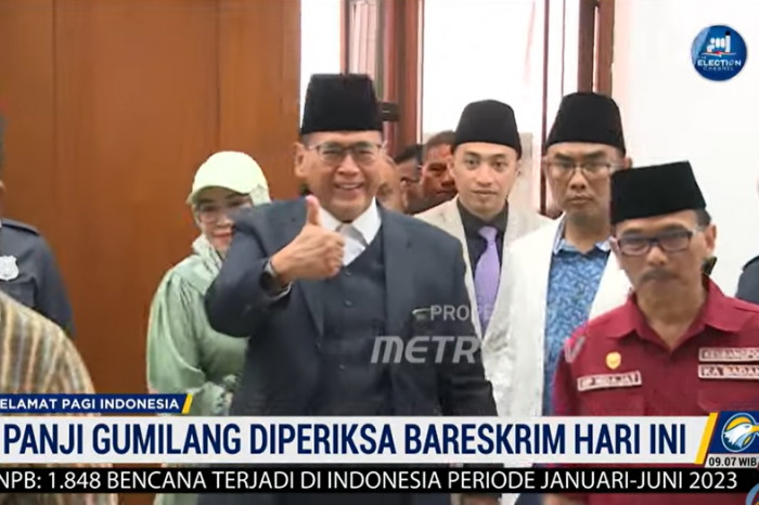 Panji Gumilang mengangkat jempol.