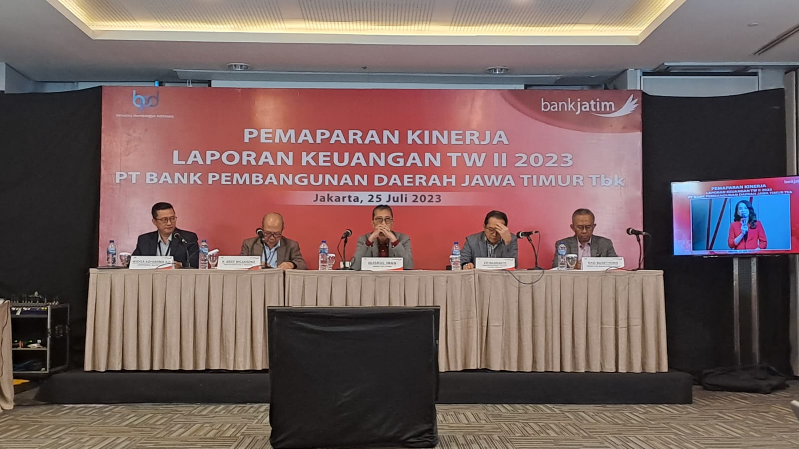 Jajaran manajemen Bankjatim saat paparan publik di Jakarta.