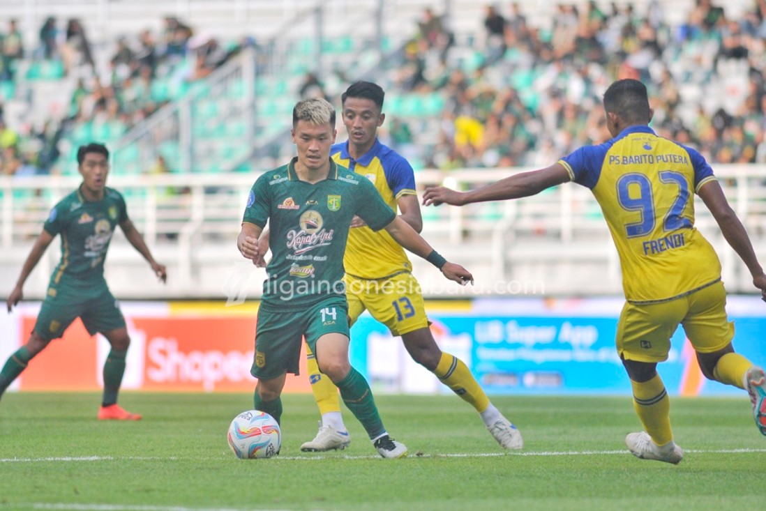 Laga Persebaya kontra Barito Putera di Stadion Gelora Bung Tomo, Surabaya, Jawa Timur.