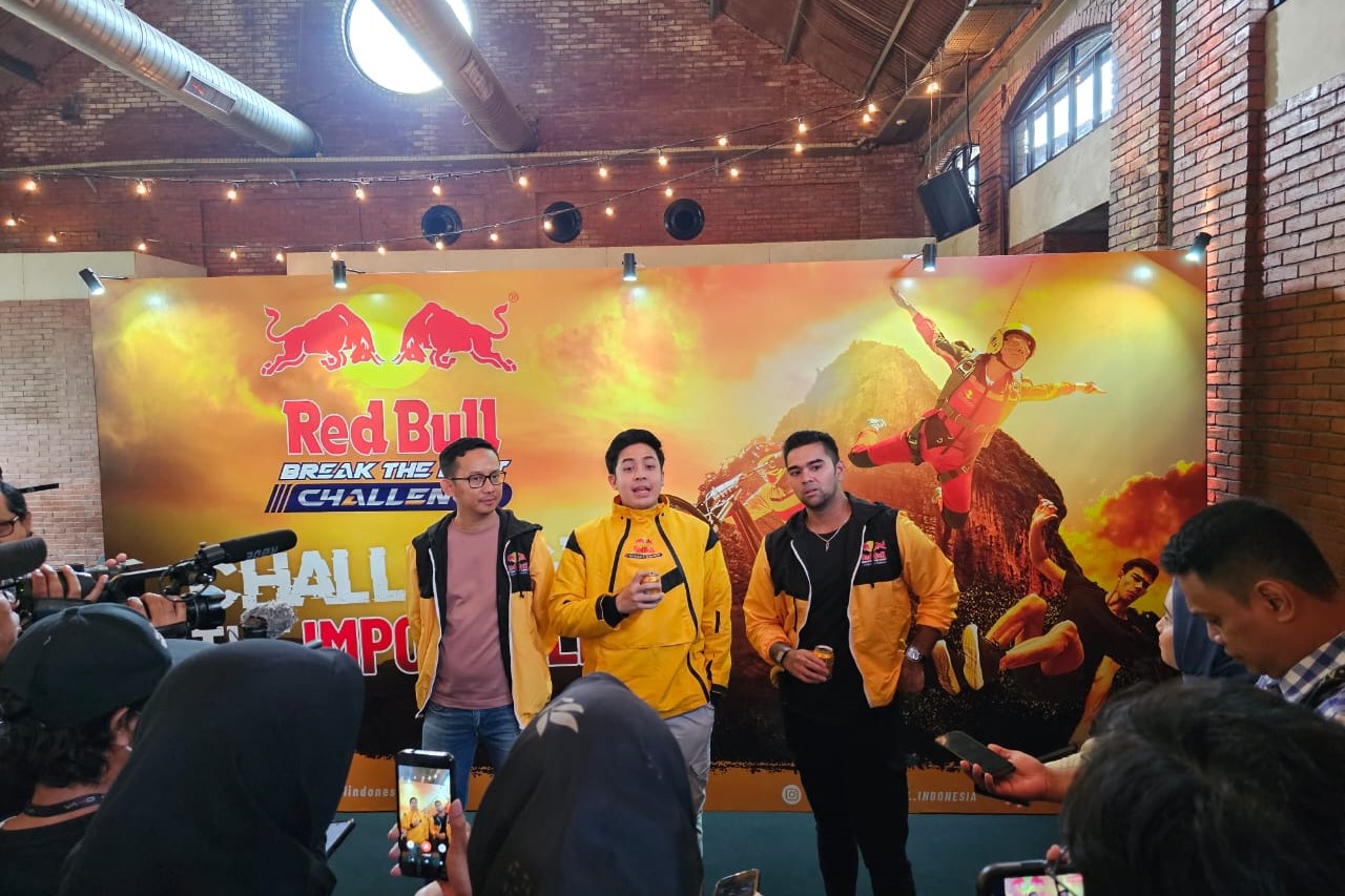 Kiri-kanan: CMO PT Asia Health Energi Beverages Ricky Suhendar, YouTuber Jerome Polin, dan atlet jet ski internasional Aero Aswar.