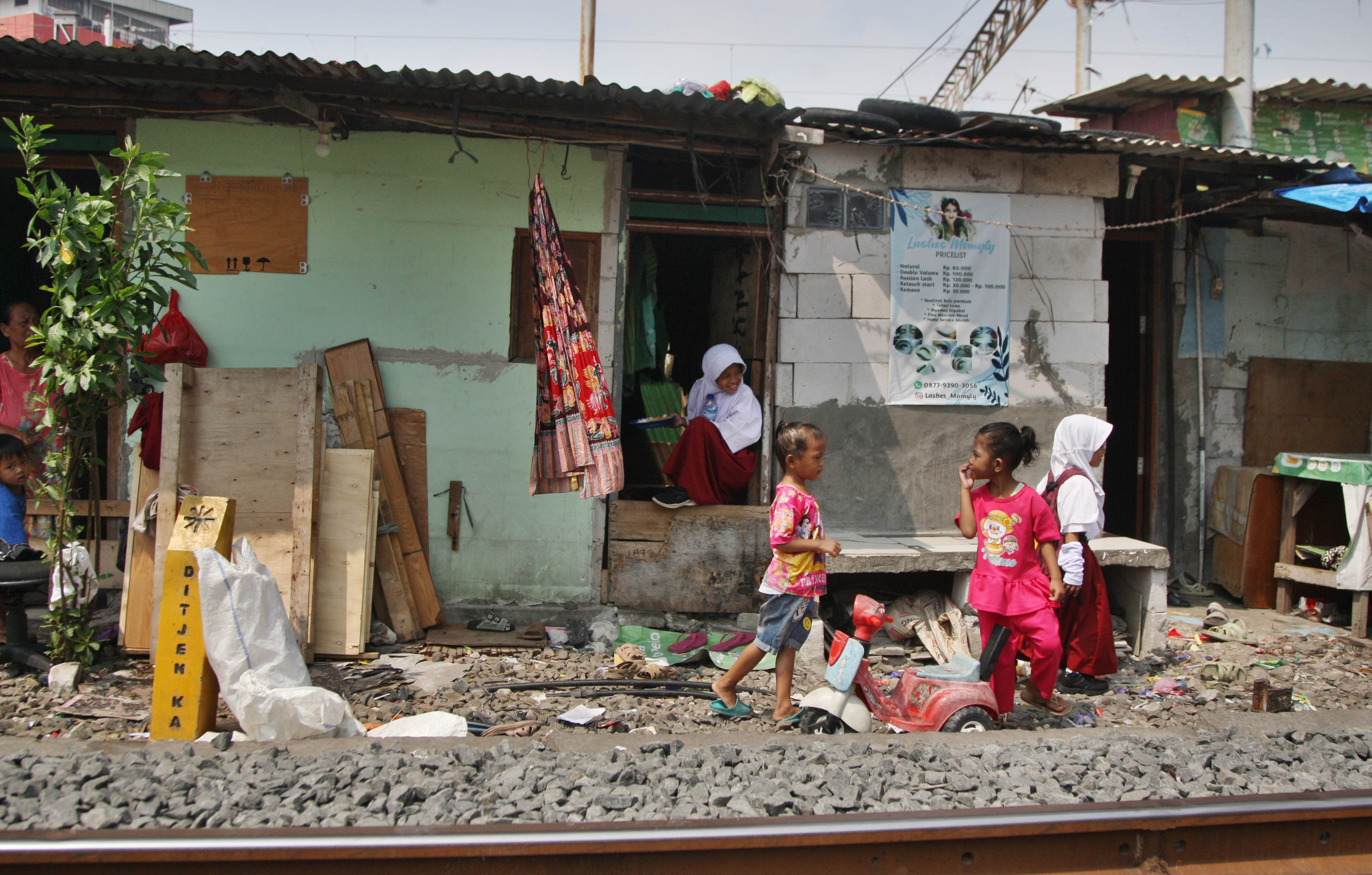 Anak-anak bermain di lingkungan pemukiman kumuh dan padat penduduk di Kampung Bandan, Pademangan, Jakarta Utara, Senin (17/7)