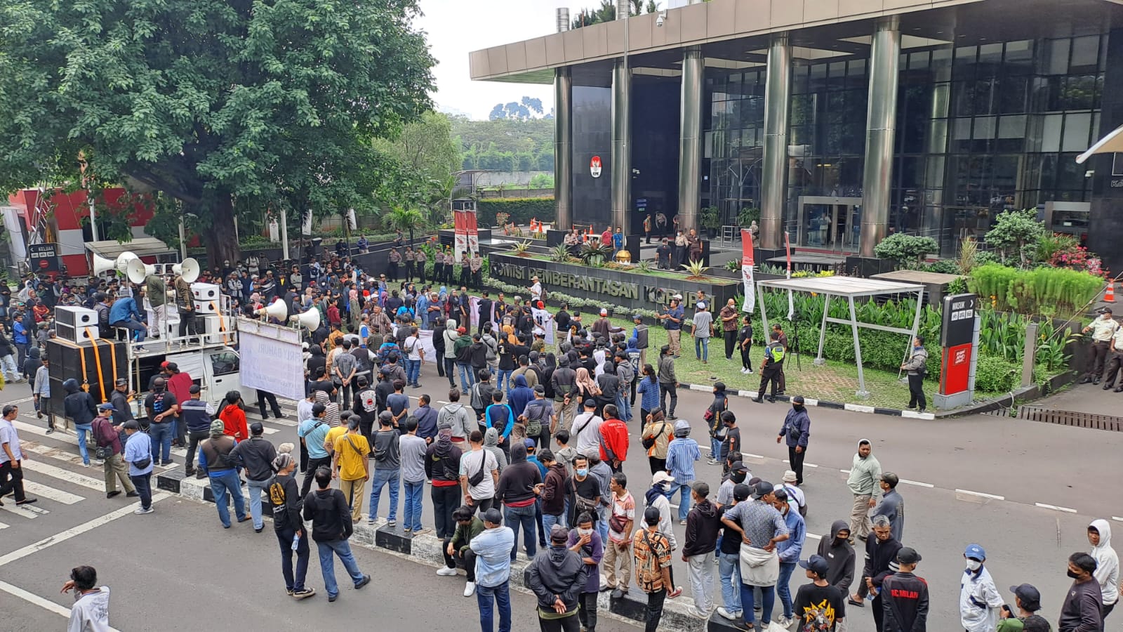 Massa pemuda yang tergabung dalam Aliansi Rakyat Jelata berunjuk rasa di depan Gedung KPK, Jakarta, Rabu (5/7).  