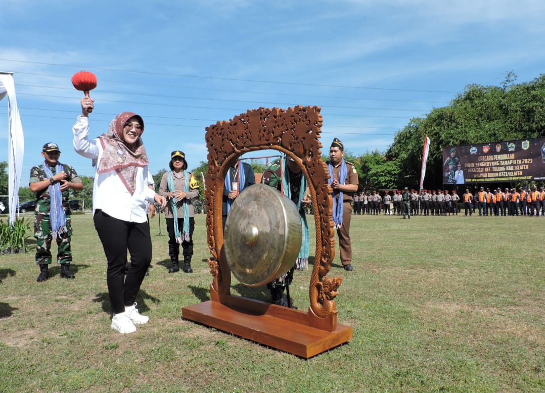 Bupati Sri Mulyani memukul gong sebagai penanda peresmian berlangsungnya TMMD di wilayahnya