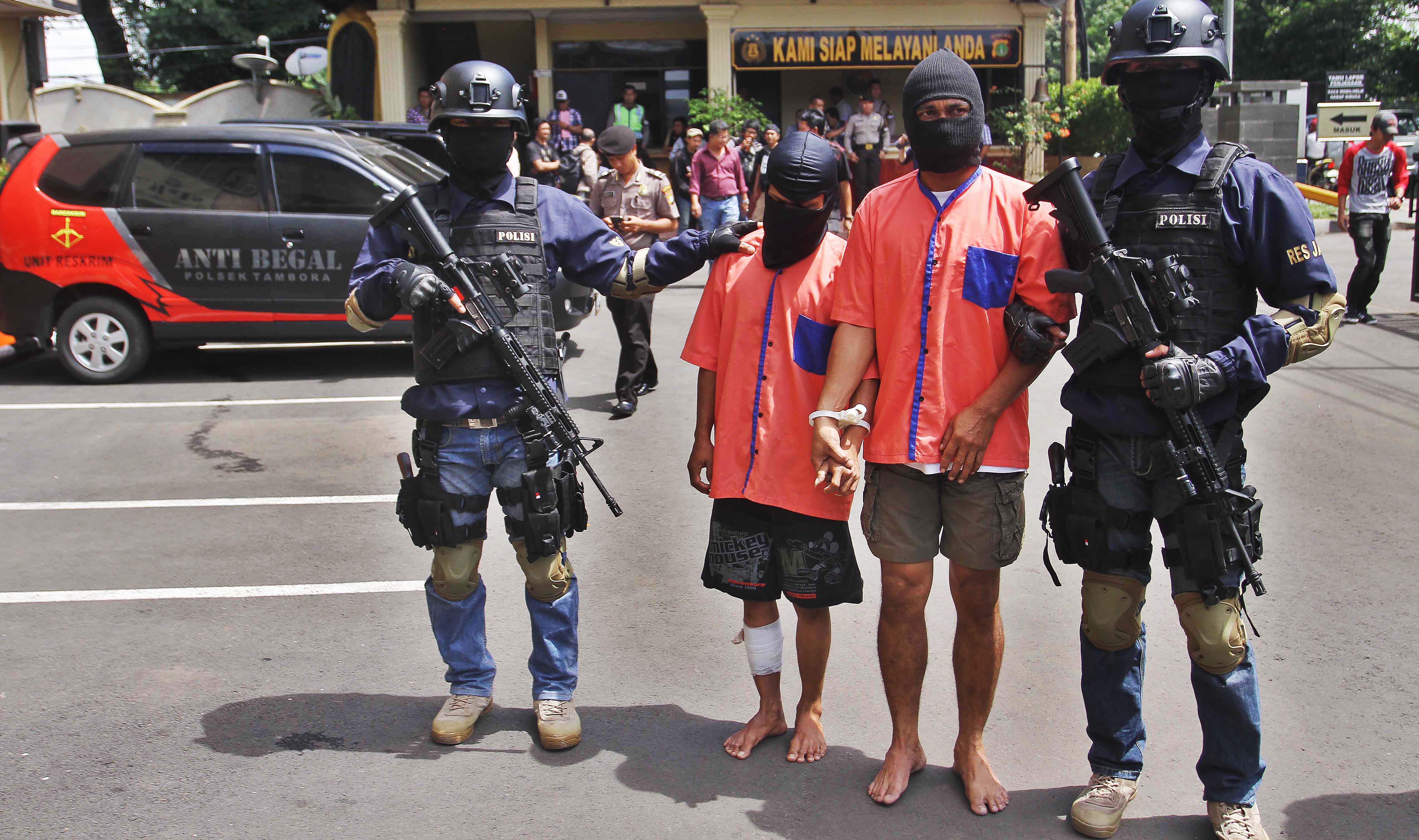 Petugas menunjukan barang bukti dan para tersangka pelaku begal