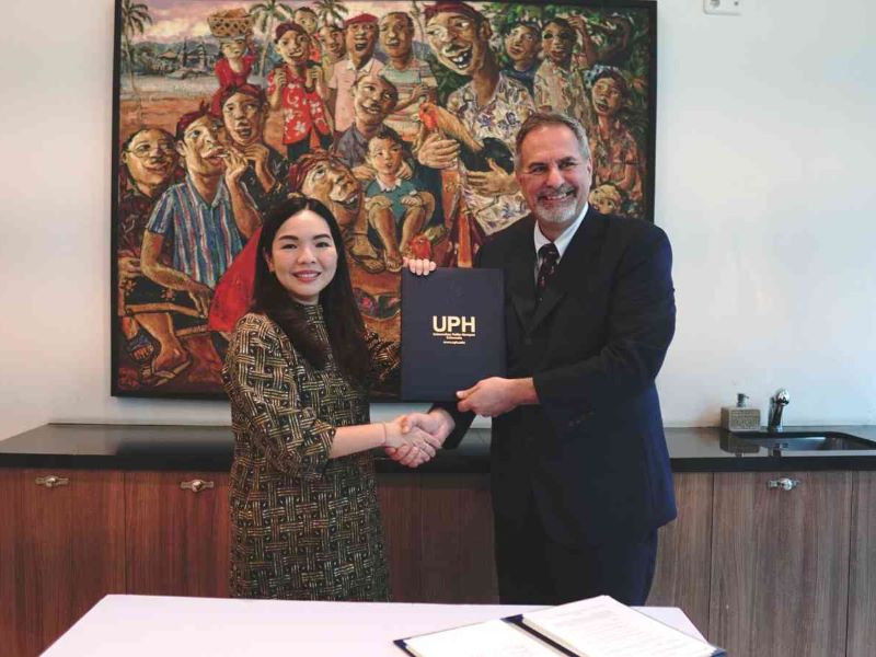 Associate Dean Faculty of Law Monash University, Jean Allain, dan ekan FH UPH Velliana Tanaya usai penandatanganan MoU.